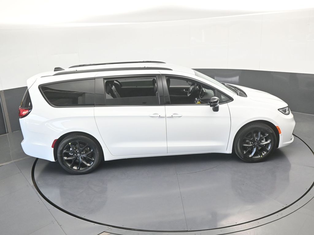 New 2026 Bright White Clearcoat Chrysler Select image 54