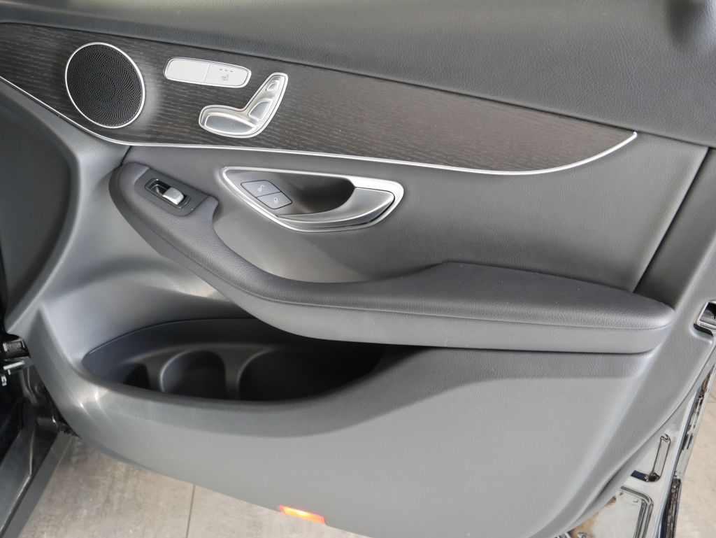 Thumbnail: 2022 Mercedes-Benz GLC - 26