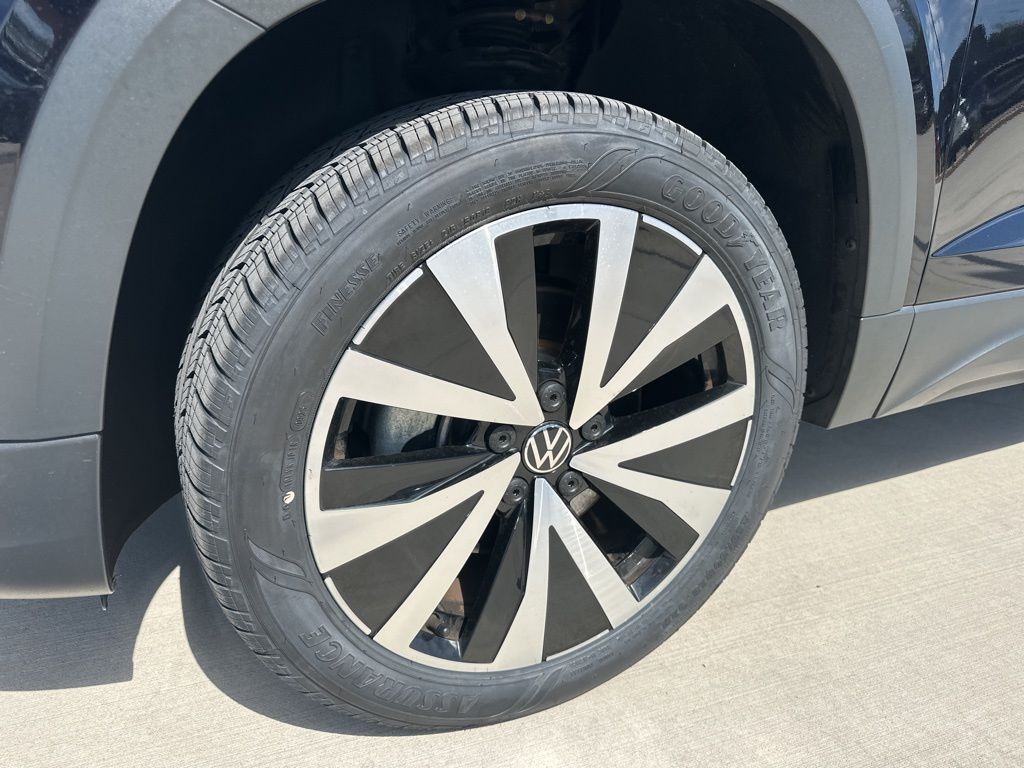 2022 Deep Black Pearl Volkswagen Taos 1.5T SE FWD SUV