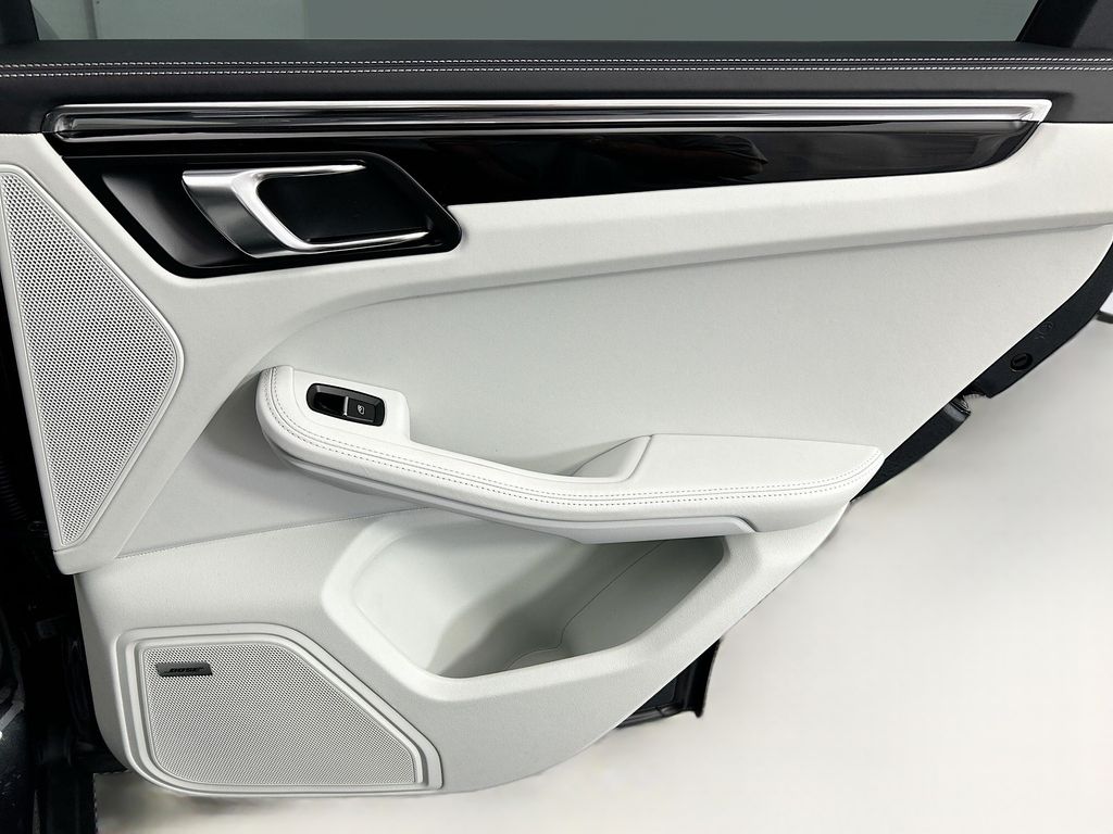 Thumbnail: 2026 Porsche Macan - 28