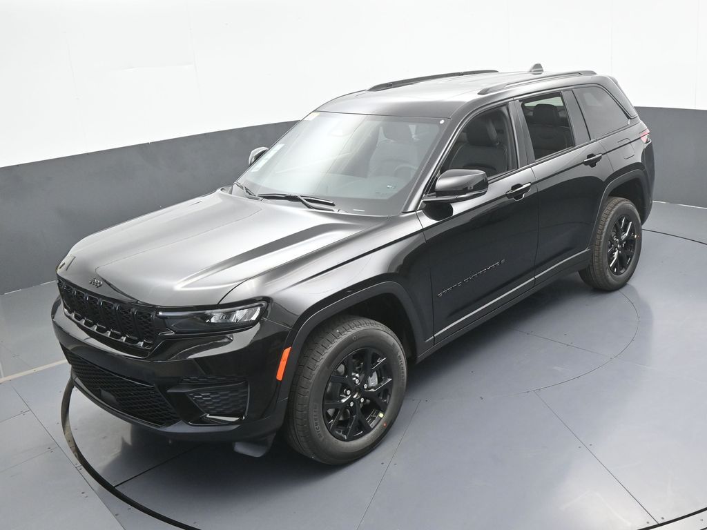 New 2025 Diamond Black Crystal Pearlcoat Jeep Laredo image 39