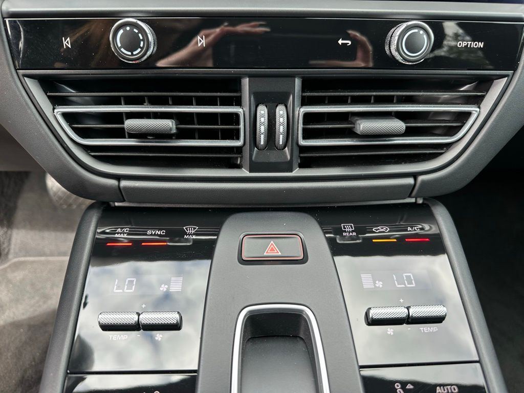 Thumbnail: 2023 Porsche Macan - 22