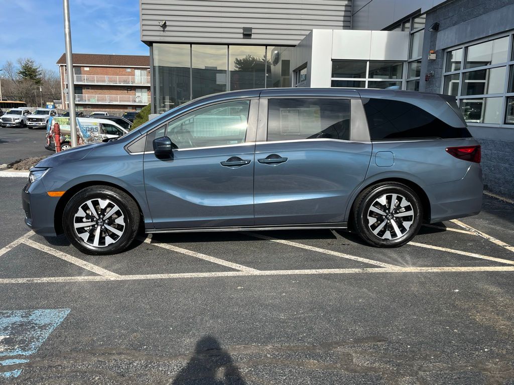 View vehicle photo 3