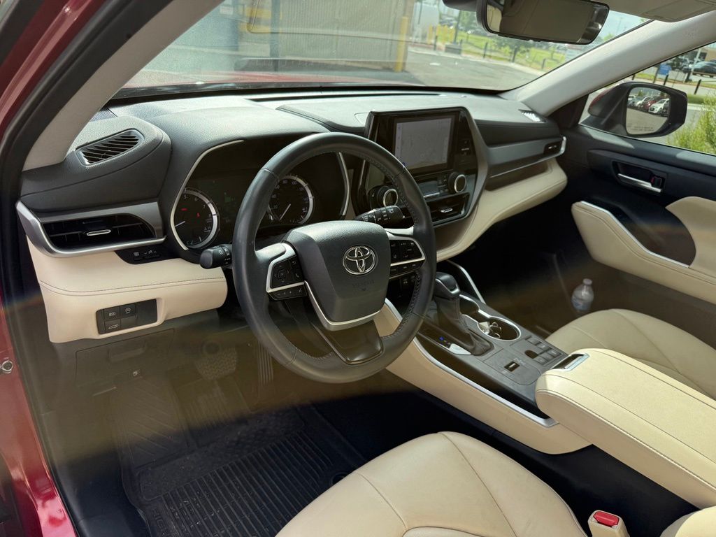 Thumbnail: 2023 Toyota Highlander - 7