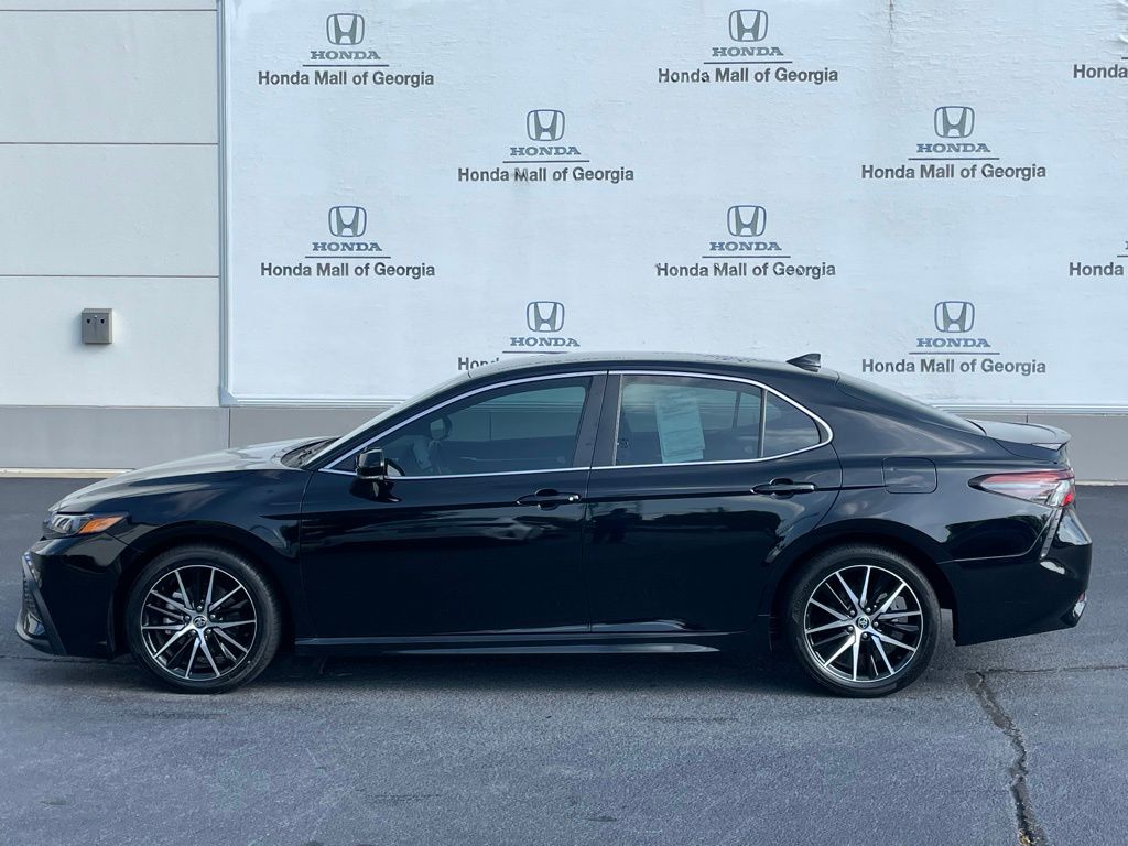 2022 Toyota Camry SE 2