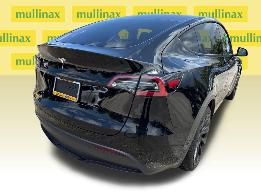 Used 2023  Tesla Standard Range image 4