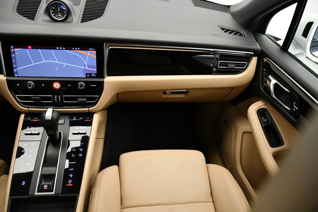 Thumbnail: 2022 Porsche Macan - 24