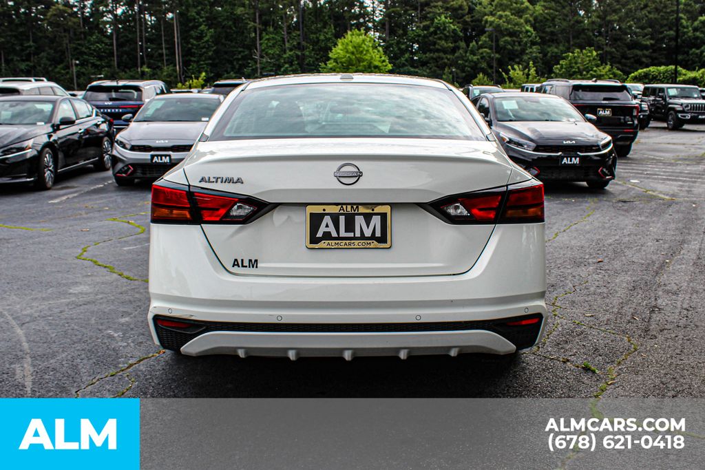 Used 2025 White Nissan 2.5 SV image 10