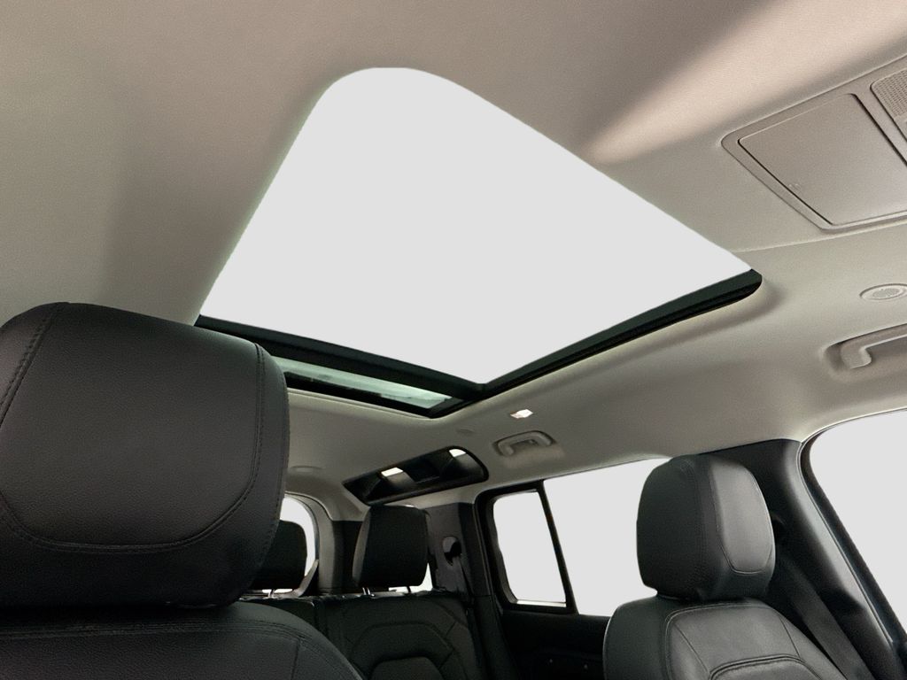 Thumbnail: 2022 Land Rover Defender - 17