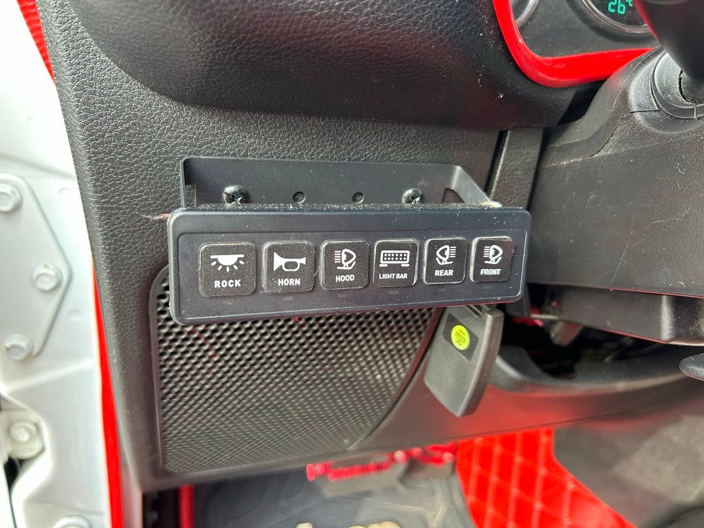Thumbnail: 2015 Jeep Wrangler - 17