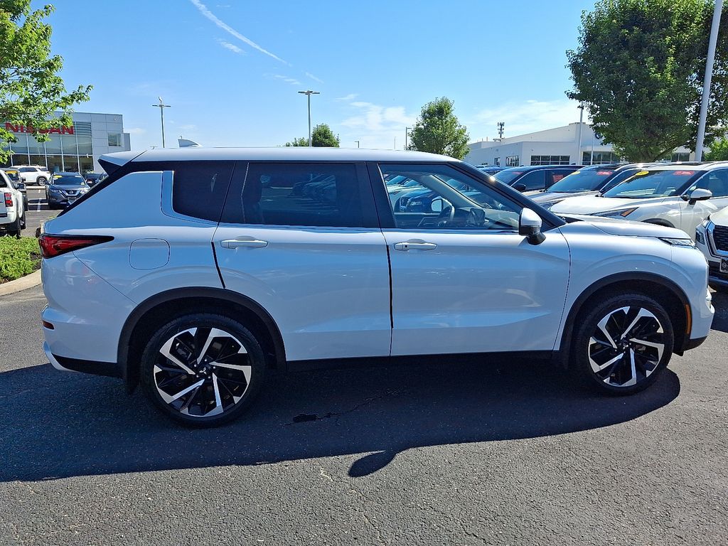 Thumbnail: 2023 Mitsubishi Outlander - 7