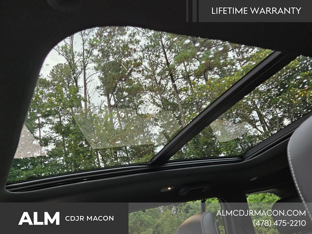 New 2025 Diamond Black Crystal Pearl-Coat Exterior Paint Jeep Limited image 6