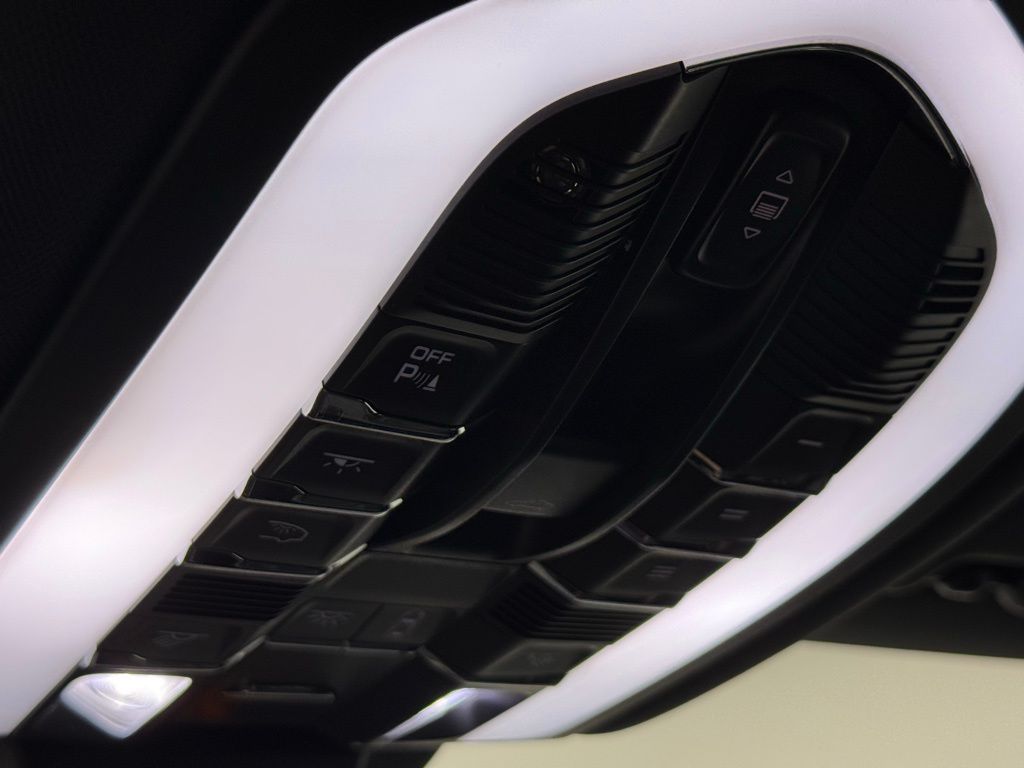 Thumbnail: 2023 Porsche Macan - 23