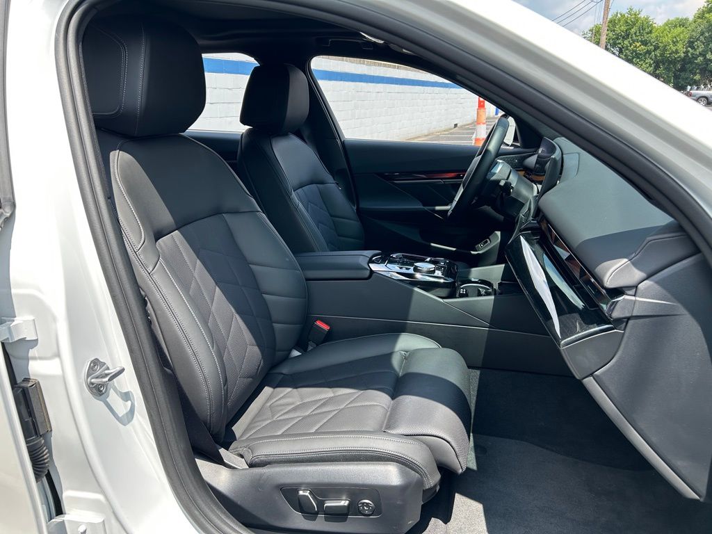 Thumbnail: 2024 BMW i5 - 26