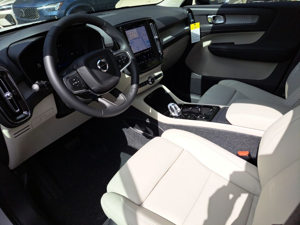 2026 Volvo XC40 Plus - Photo 7