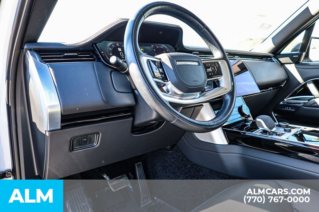 Used 2023 White Land Rover SE image 30