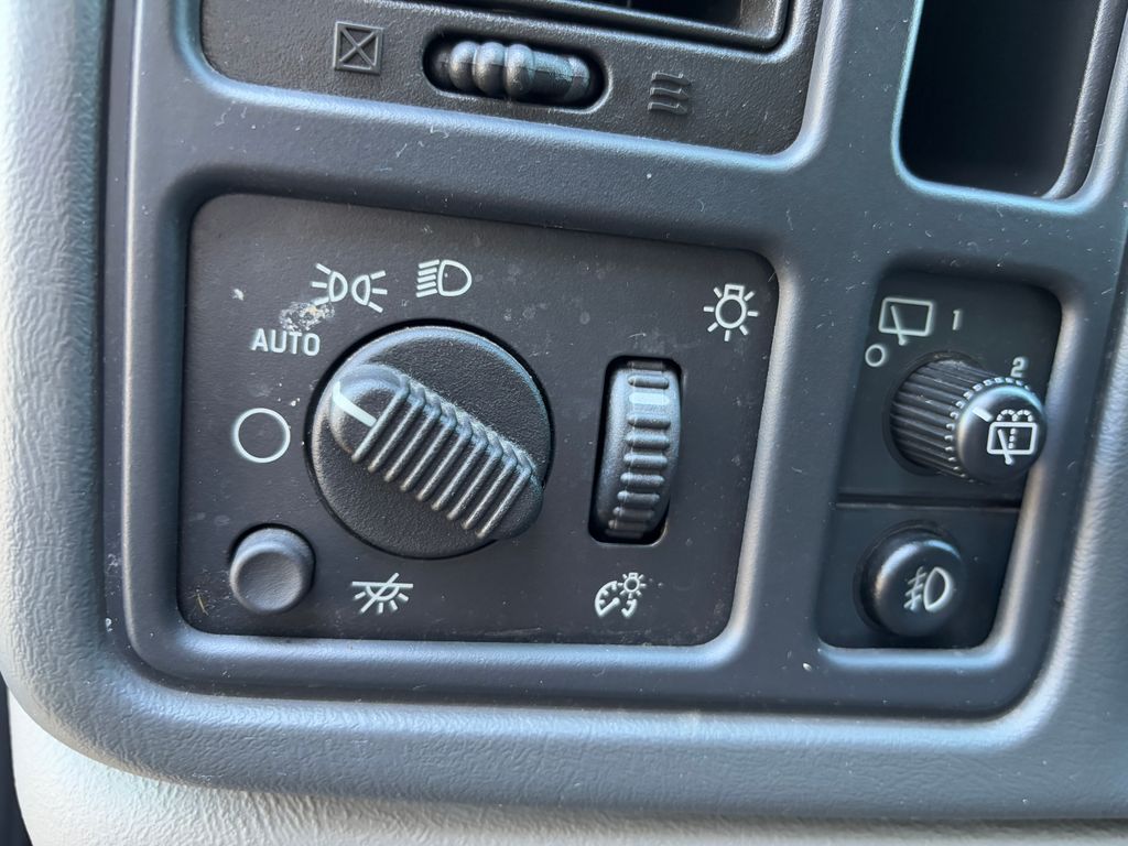 Thumbnail: 2004 Chevrolet Tahoe - 10