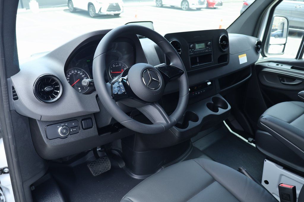 Thumbnail: 2025 Mercedes-Benz Sprinter - 3