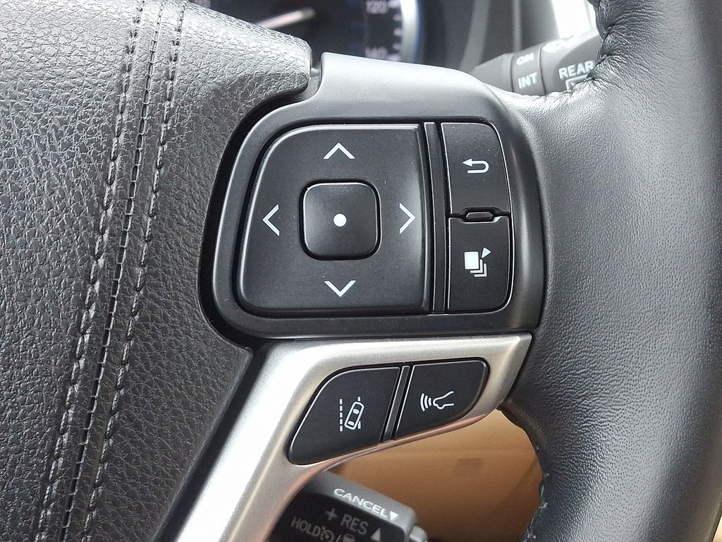 Thumbnail: 2017 Toyota Highlander - 24