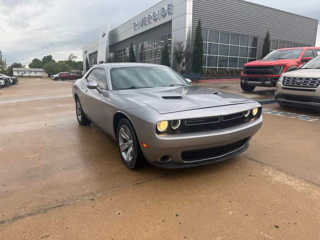 2016 Dodge Challenger SXT photo
