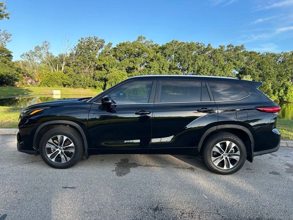 Thumbnail: 2023 Toyota Highlander - 3