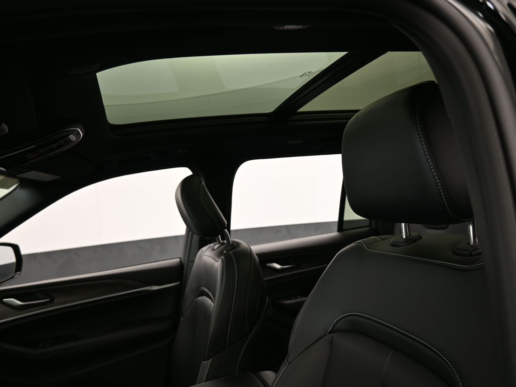 New 2025 Diamond Black Crystal Pearlcoat Jeep Limited image 11