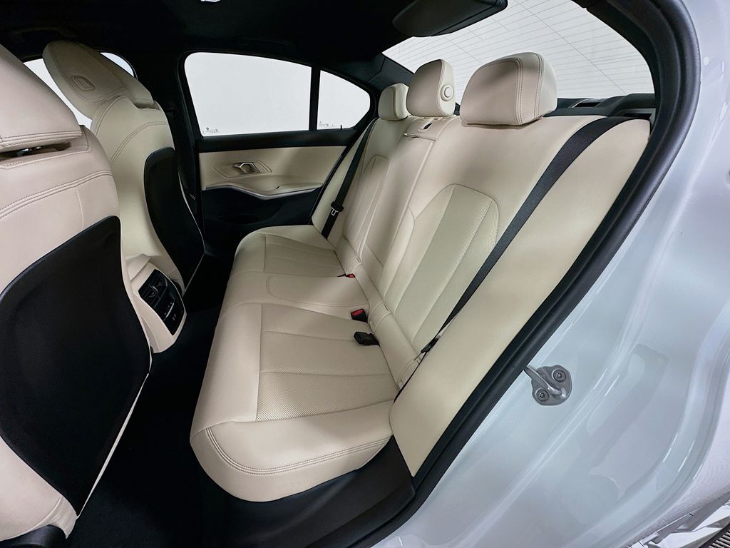 Thumbnail: 2025 BMW 3 Series - 25