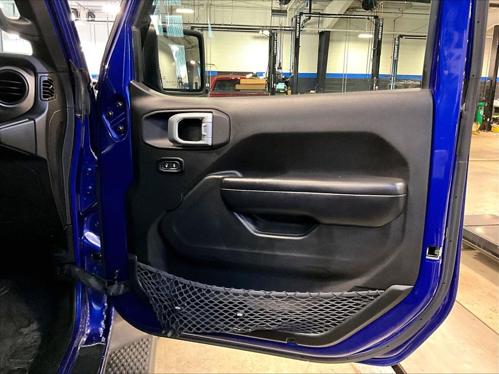 2019 Jeep Wrangler — photo 12