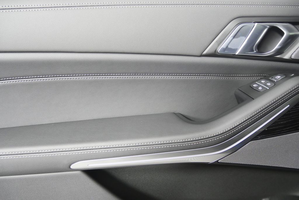Thumbnail: 2026 BMW X7 - 14