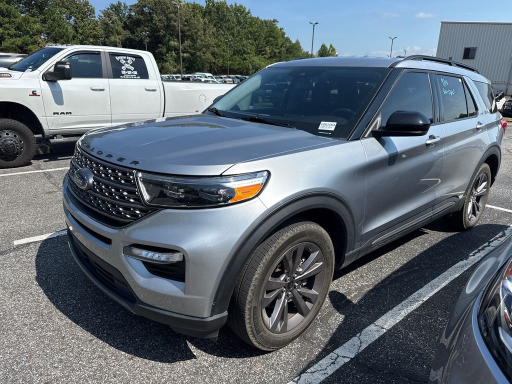 2024 Silver Metallic Ford Explorer XLT 4X4 SUV
