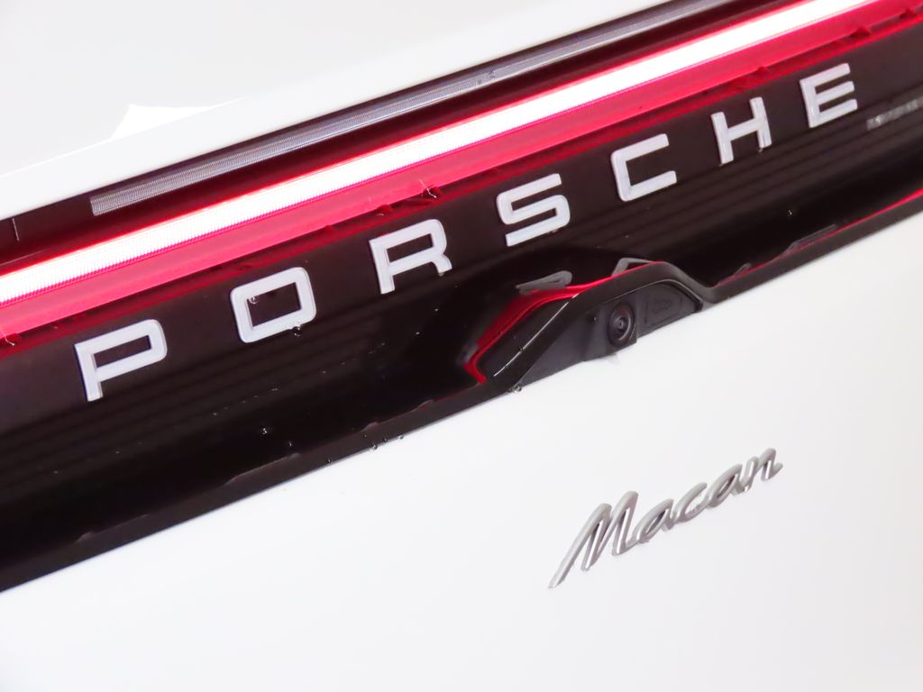Thumbnail: 2025 Porsche Macan - 12