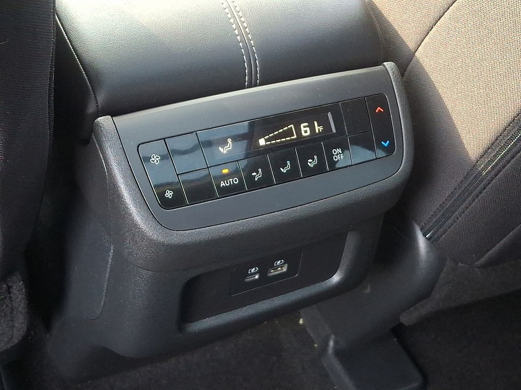 2023 Nissan Pathfinder SV 11