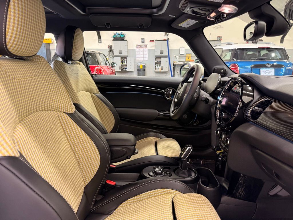 2023 MINI Cooper Base 23
