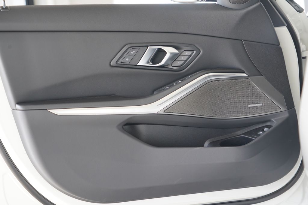 Thumbnail: 2026 BMW 3 Series - 9