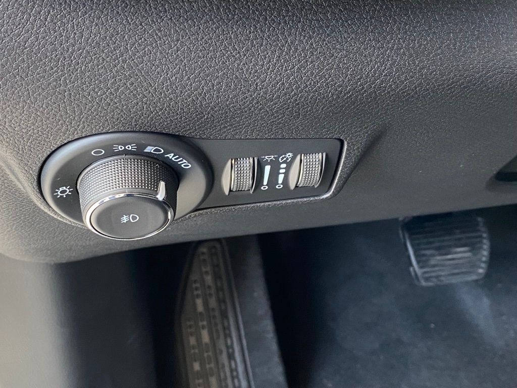 New 2022 Bright White Clearcoat Jeep Latitude image 32