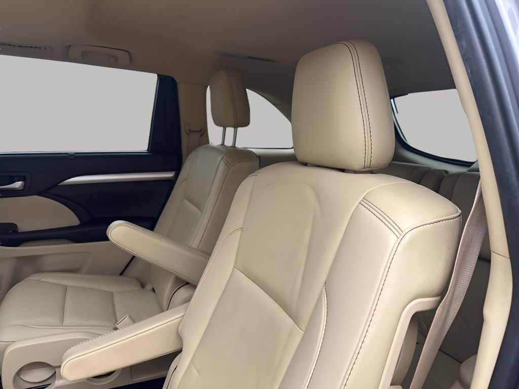 Used Car 2019 Toyota Highlander  Xle For Sale Under $25,000 In Austin, Texas