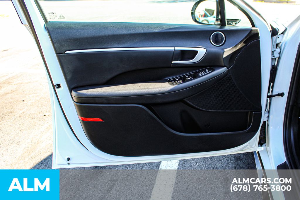 Used 2025 White Hyundai SEL image 36