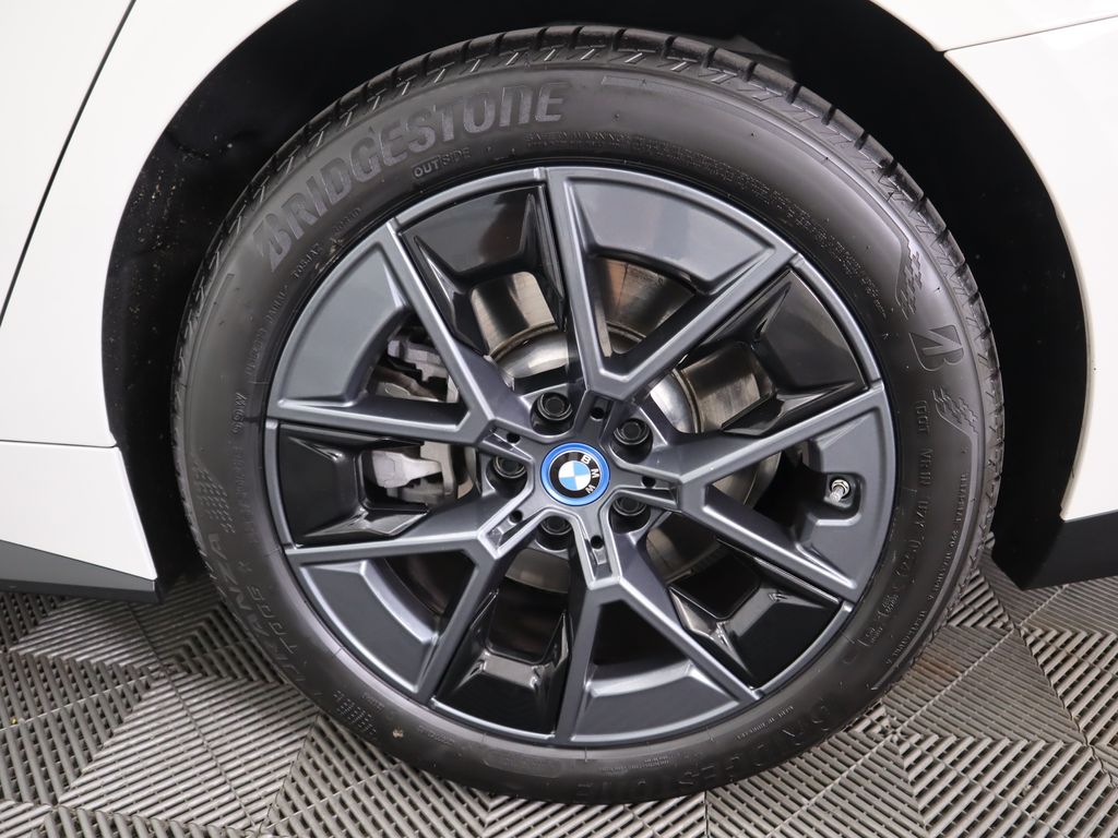 2024 BMW i4 eDrive35 32