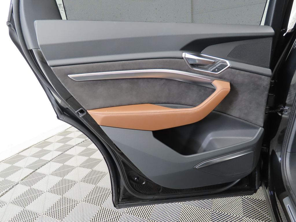 Thumbnail: 2019 Audi e-tron - 27