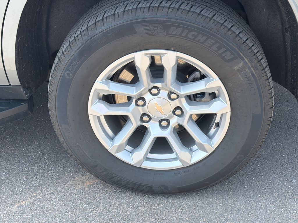 Used 2025 Sterling Gray Metallic Chevrolet LT image 19
