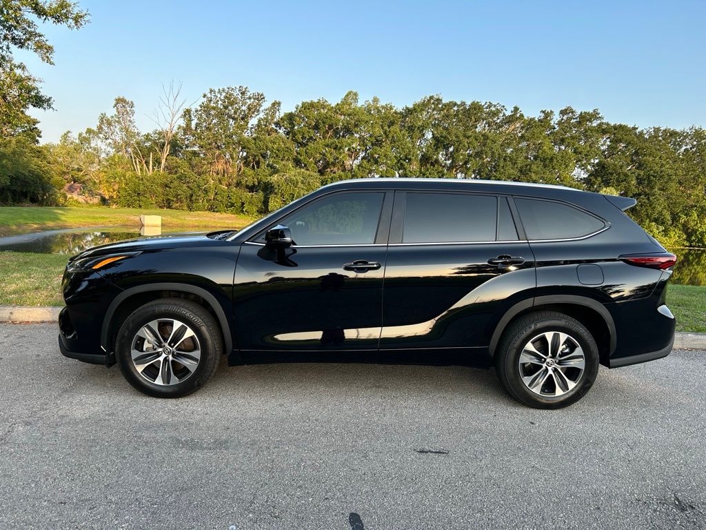 2024 Toyota Highlander XLE 2
