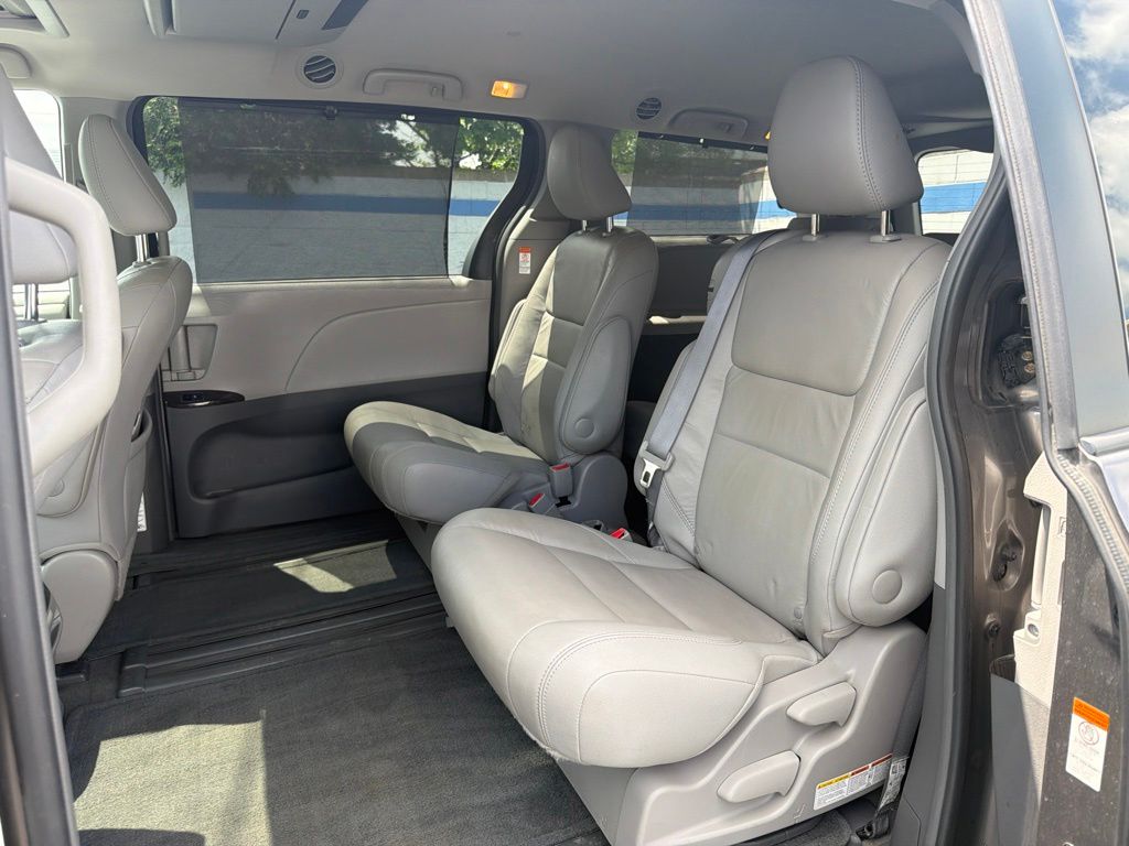 Thumbnail: 2017 Toyota Sienna - 19