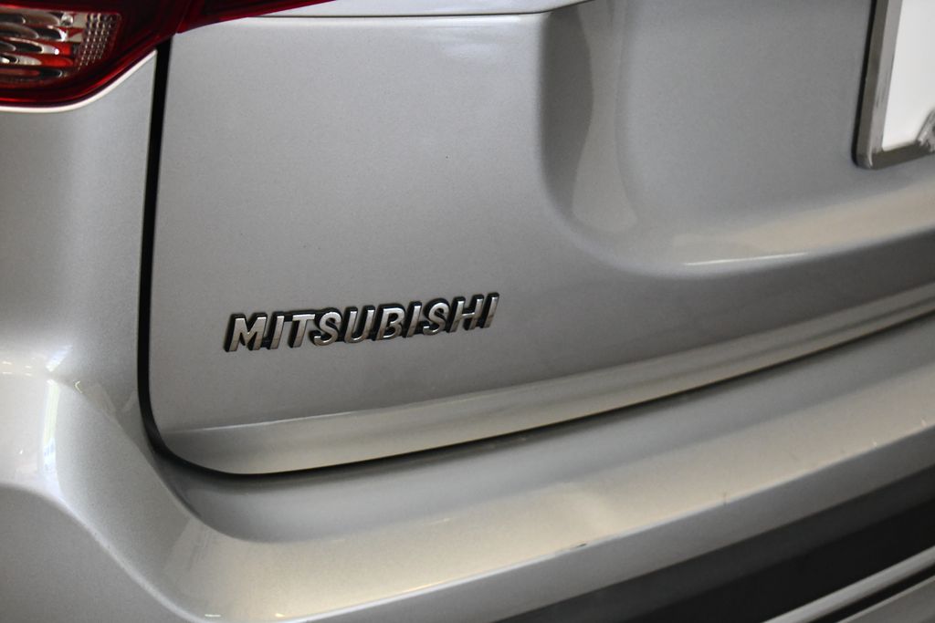 Thumbnail: 2019 Mitsubishi Outlander - 6