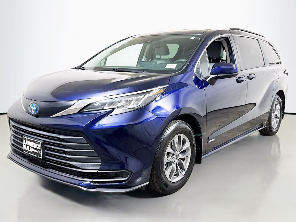 2021 Toyota Sienna LE 8-Passenger FWD