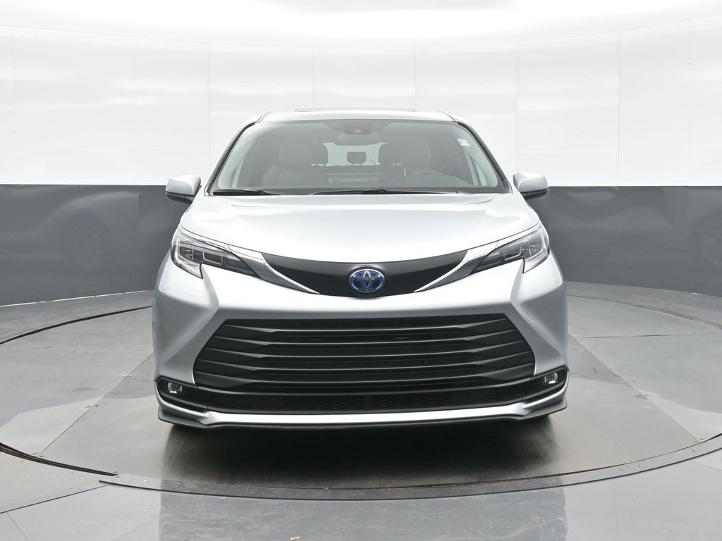 Used 2025 Toyota Sienna XLE with VIN 5TDYRKEC8SS267507 for sale in Kansas City