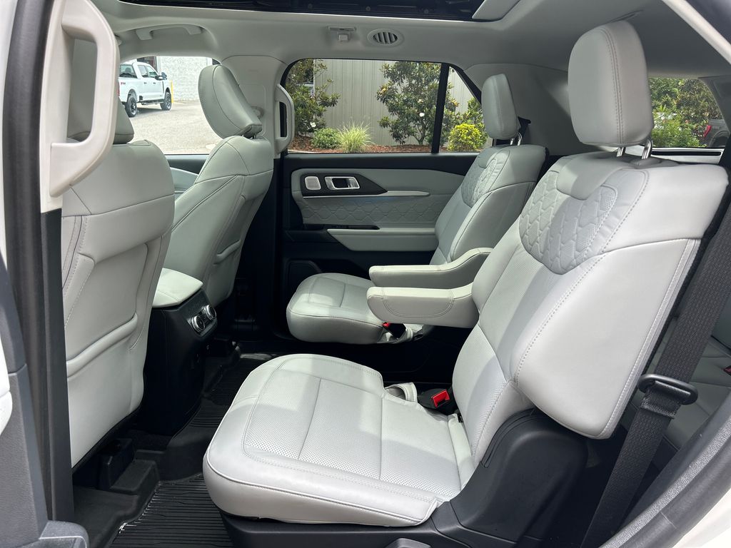2025 White Metallic Ford Explorer Platinum 4X4 SUV