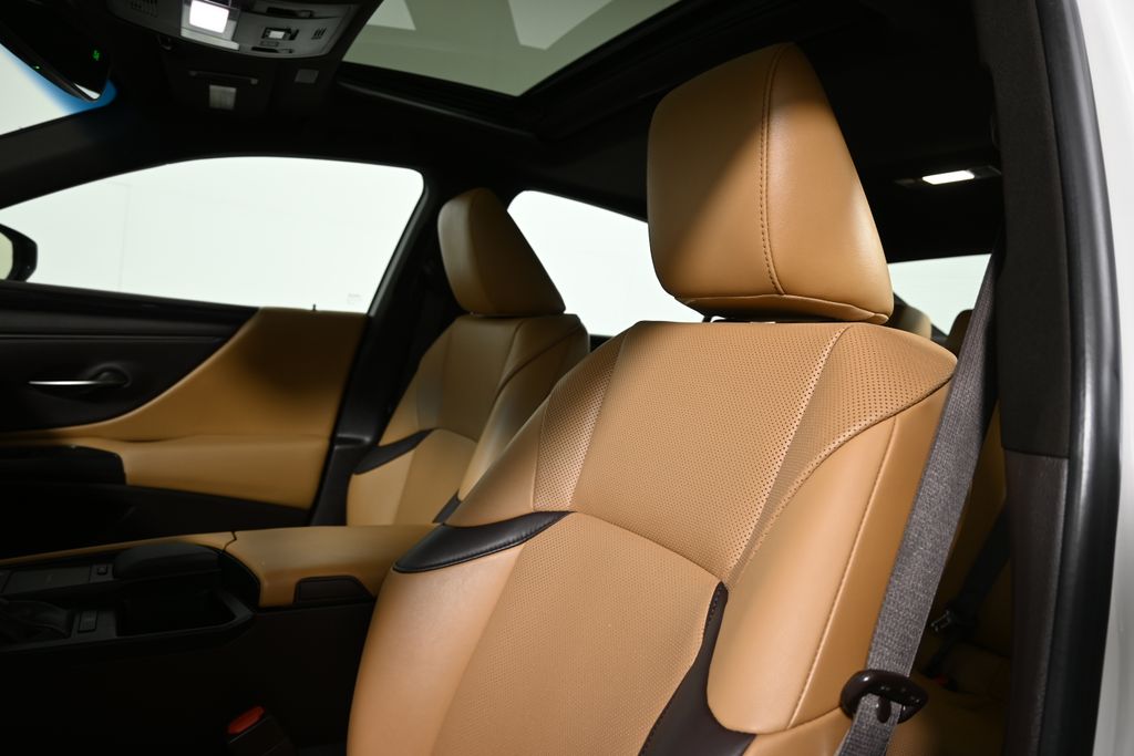 Thumbnail: 2021 Lexus ES - 16