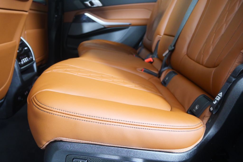 Thumbnail: 2026 BMW X7 - 15