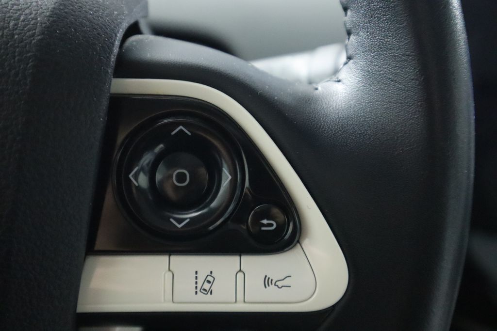 2016 Toyota Prius Four 12