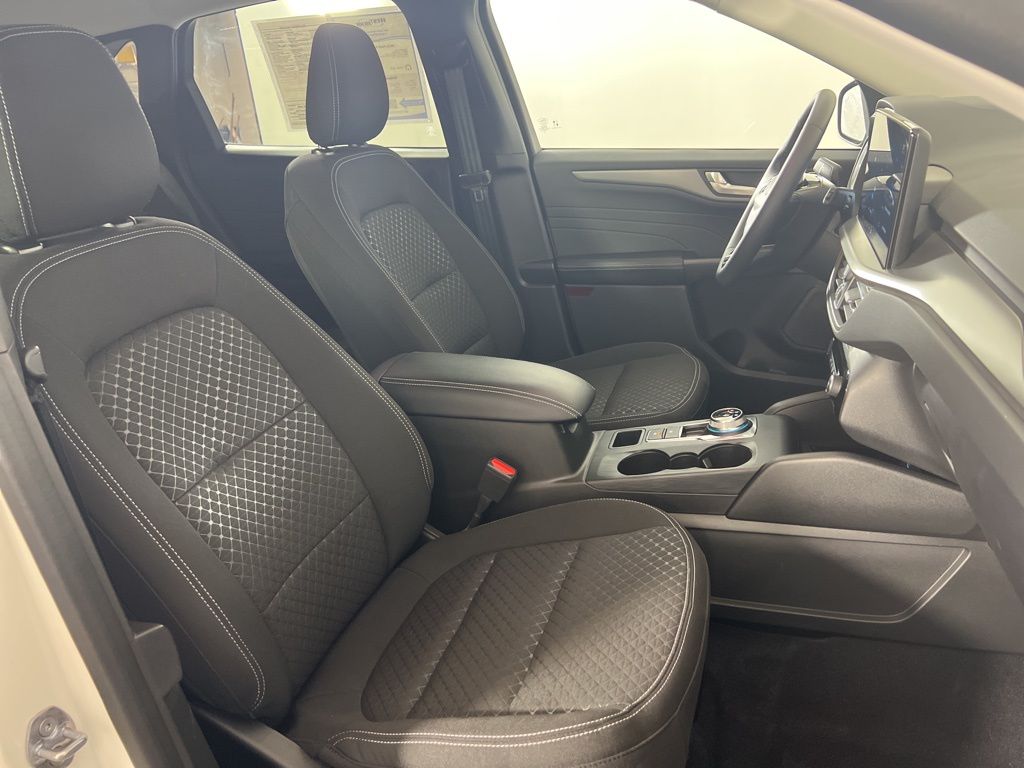Used 2023 White Ford Active image 32
